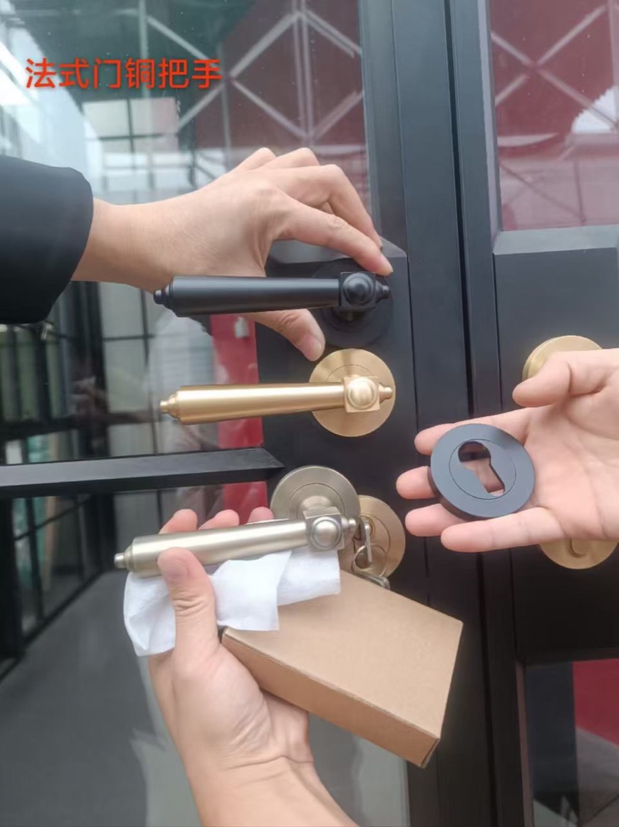 法式门铜把手不同颜色的样品近照