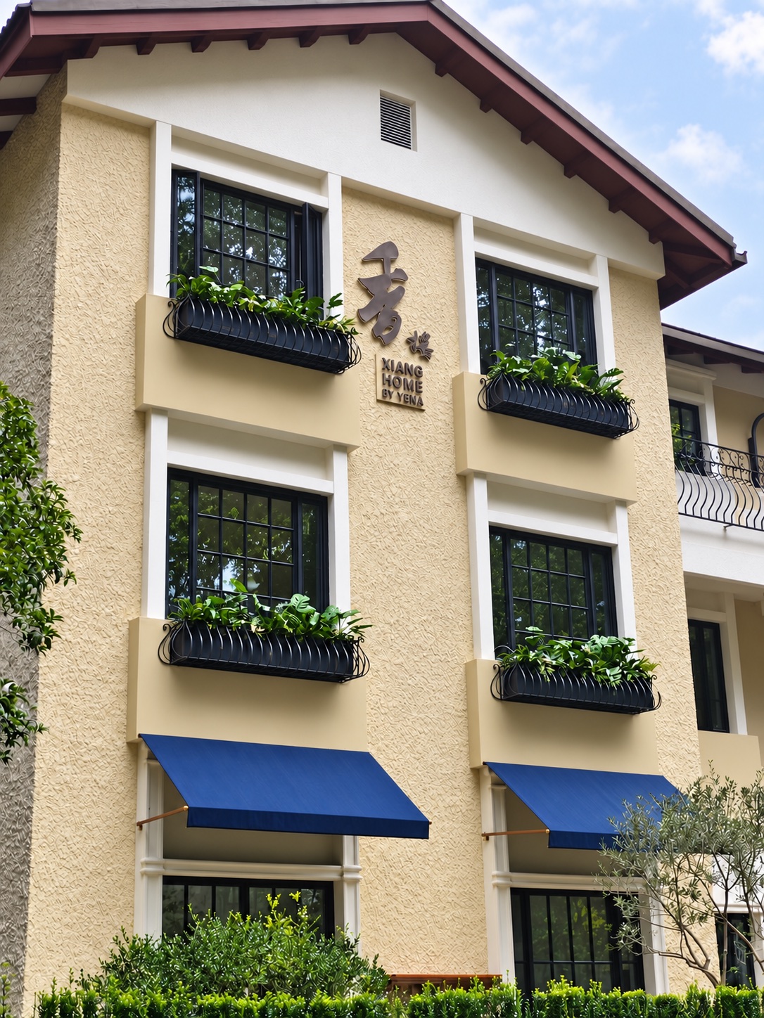 杭州酒店门窗项目照片，左侧管件与局部暗部已修整