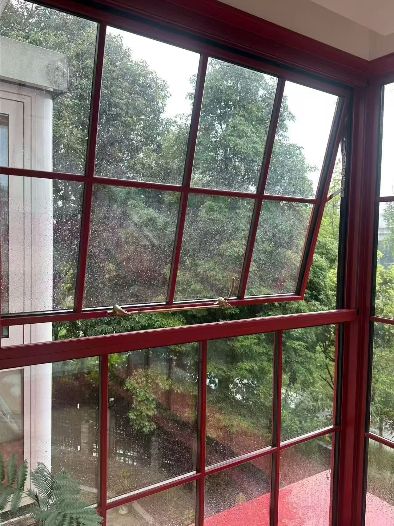 红色格栅窗开启细节