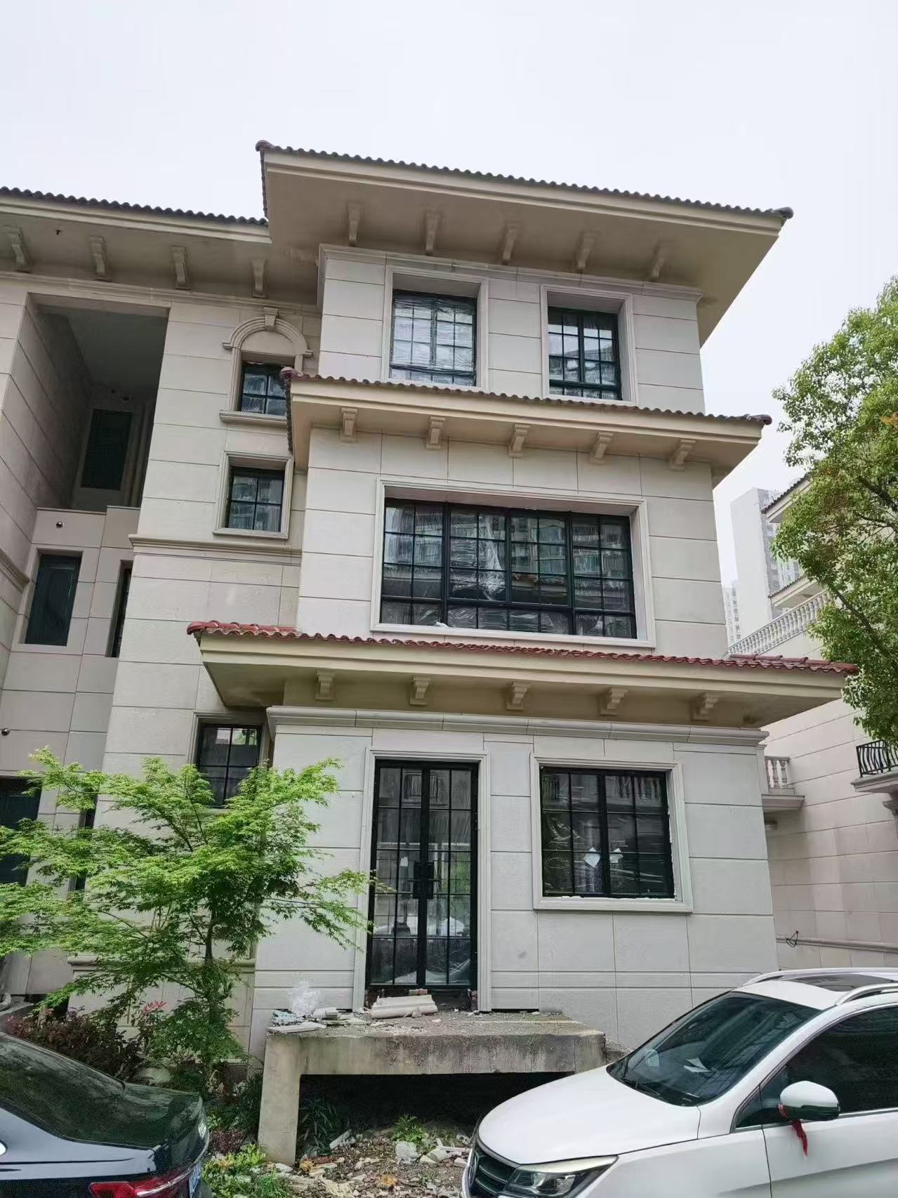 别墅格栅门窗安装现场